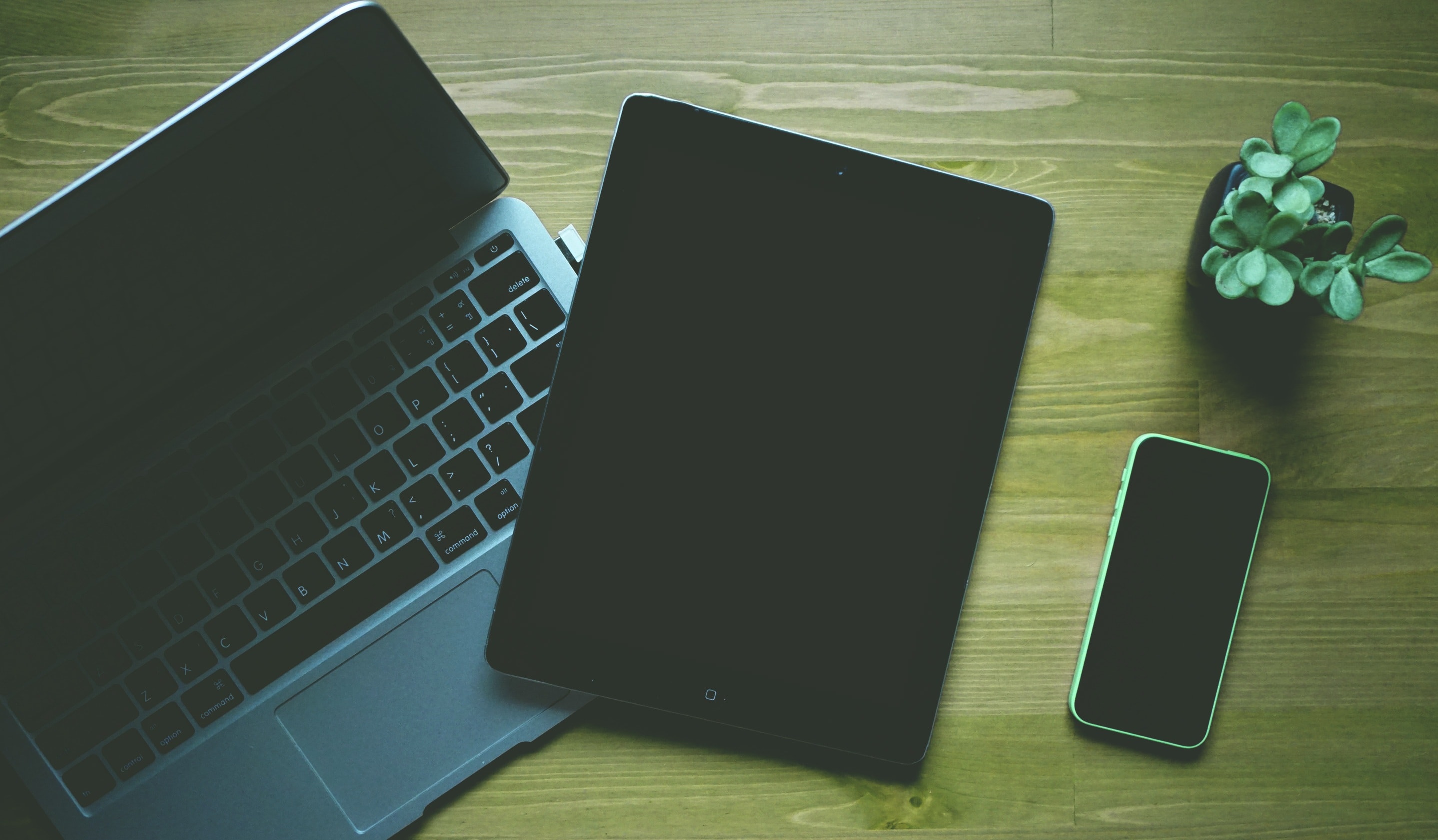Laptop, Tablet und Smartphone auf einem Tisch